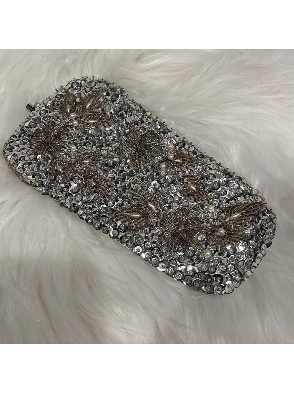 LE SOIR Vintage Silver Sequin Eyeglass Case Kiss Closure Satin Interior Occasion